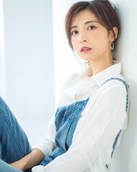 Ms. Akie Shibukawa is a beautiful Japanese & Asian fashion model, she wears a white shirt and jeans.