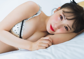 Ms. Emina Iori is a Japanese and Asian gravure idol (swimwear model, bikini model, pin-up girl), TV personality and singer, she is wearing white underwear and lying on the bed.