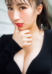 Ms. Emina Iori is a Japanese and Asian gravure idol (swimwear model, bikini model, pin-up girl), TV personality and singer, she is wearing a black leotard and her face is highlighted in the photo.
