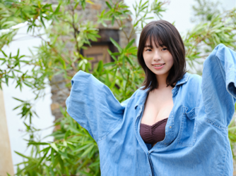 Ms. Kiira Kikuoki is a Japanese & Asian gravure idol (swimwear model, bikini model, pin-up model) and actress, she wears a baggy blue shirt and reveals purple bra.