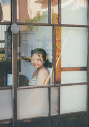 Ms. Ami Ojimi is a young gravure idol (bikini model / swimwear model) and a young and cute actress, she is wearing a white bikini, and you can see her through the glass, and she is in a Japanese-style room.