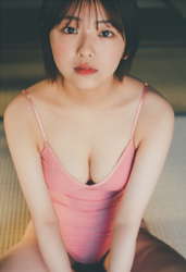 Ms. Ami Ojimi is a young gravure idol (bikini model / swimwear model) and a young and cute actress, she is wearing a pink leotard and sitting on a tatami mat.