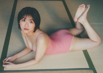Ms. Ami Ojimi is a young gravure idol (bikini model / swimwear model) and a young and cute actress, she is wearing a pink leotard and lying face down on a tatami mat.