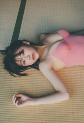 Ms. Ami Ojimi is a young gravure idol (bikini model / swimwear model) and a young and cute actress, she is wearing a pink leotard and is lying on a tatami mat.