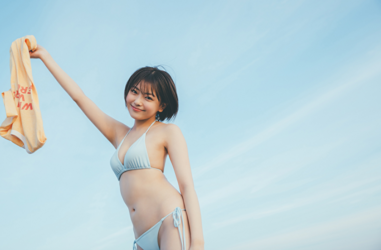 Ms. Ami Ojimi is a young gravure idol (bikini model / swimwear model) and a young and cute actress, she takes off her yellow shirt and reveals a light blue bikini.