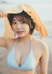 Ms. Ami Ojimi is a young gravure idol (bikini model / swimwear model) and a young and cute actress, she takes off her yellow shirt and reveals a light blue bikini, she puts the yellow shirt on her head.