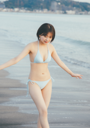 Ms. Ami Ojimi is a young gravure idol (bikini model / swimwear model) and a young and cute actress, she is wearing a light blue bikini and walking on the beach.