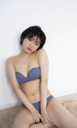 Ms. Ami Ojimi is a young gravure idol (bikini model / swimwear model) and a young and cute actress, she is sitting on the floor in a blue bikini.