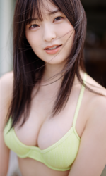 Ms. Asumi Saigosawa wearing a yellow bikini swimsuit and smiling, she is a very cute and young actress who is also active as a bikini model (swimsuit model / gravure idol / pin up girl).