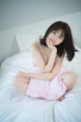 Ms. Asumi Saigosawa is wearing light green and beige undergarments and is sitting cross-legged on the bed with a pink pillow on her feet, she is a very cute and young actress who is also active as a bikini model (swimsuit model / gravure idol / pin up girl).