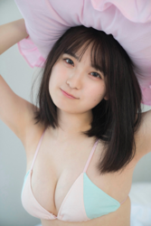 Ms. Asumi Saigosawa wears a mix of light green and beige women's underwear and has a pink pillow on her head, she is a very cute and young actress who is also active as a bikini model (swimsuit model / gravure idol / pin up girl).