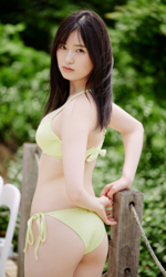 Ms. Asumi Saigosawa wears a yellow bikini swimsuit and shows her back, she is a very cute and young actress who is also active as a bikini model (swimsuit model / gravure idol / pin up girl).