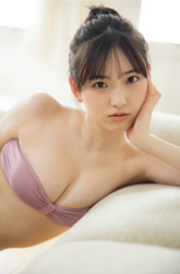 Wearing a reddish purple bikini swimsuit, Ms. Asumi Saigosawa rests her chin on the sofa, she is a very cute and young actress who is also active as a bikini model (swimsuit model / gravure idol / pin up girl).