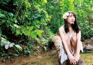 Ms. Kisara Amakura is a Japanese active idol, a very cute bikini model (gravure idol), an actress, and a TV personality, she is by the river, crouching on a fallen tree.