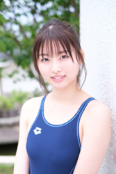 Ms. Makiko Tatsuhashi is wearing a blue swimsuit (school swimsuit), she is an active idol singer and gravure idol (bikini model, swimwear model).