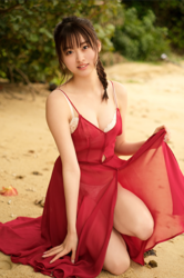 Ms. Makiko Tatsuhashi is on the beach, wearing a red dress and squatting on the sand, she is an active idol singer and gravure idol (bikini model, swimwear model).