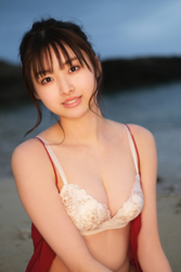 Ms. Makiko Tatsuhashi is on the sandy beach and shows her white bra, she is an active idol singer and gravure idol (bikini model, swimwear model).