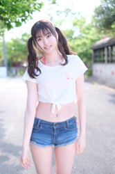 Ms. Makiko Tatsuhashi is standing wearing a white shirt and jean shorts, she is an active idol singer and gravure idol (bikini model, swimwear model).