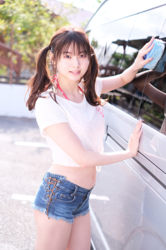 Ms. Makiko Tatsuhashi is standing in a white shirt and jean shorts and washing a car, she is an active idol singer and gravure idol (bikini model, swimwear model).