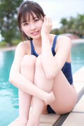 Ms. Makiko Tatsuhashi is wearing a blue swimsuit (school swimsuit) and is sitting by the pool, she is an active idol singer and gravure idol (bikini model, swimwear model).