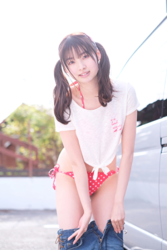 Ms. Makiko Tatsuhashi is wearing a white shirt and taking off her jean shorts, revealing a red polka dot bikini, she is an active idol singer and gravure idol (bikini model, swimwear model).