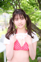 Ms. Makiko Tatsuhashi rolls up her white shirt to reveal a red polka dot bikini, she is an active idol singer and gravure idol (bikini model, swimwear model).