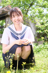 Ms. Makiko Tatsuhashi is wearing a sailor uniform (girl's school uniform) and she is squatting, she is an active idol singer and gravure idol (bikini model, swimwear model).