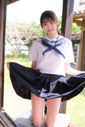 Ms. Makiko Tatsuhashi is wearing a sailor suit (girl's school uniform) and she is standing with her knees bent, she is an active idol singer and gravure idol (bikini model, swimwear model).