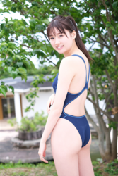 Ms. Makiko Tatsuhashi is wearing a blue swimsuit (school swimsuit) and she is standing, she is an active idol singer and gravure idol (bikini model, swimwear model).