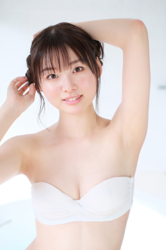 Ms. Makiko Tatsuhashi is wearing a white bra and she is in the bathroom, she is an active idol singer and gravure idol (bikini model, swimwear model).