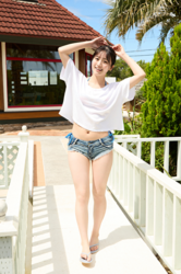 Ms. Uuna Tadekawa is a beautiful and cute young Japanese gravure idol (pin-up girl, swimwear model, bikini model), she is standing in a white shirt and jeans shorts.
